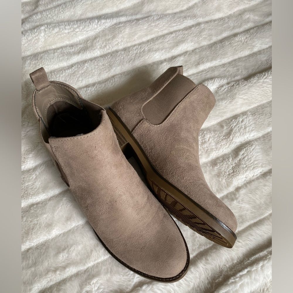 Kenneth Cole Suede Ankle Boots